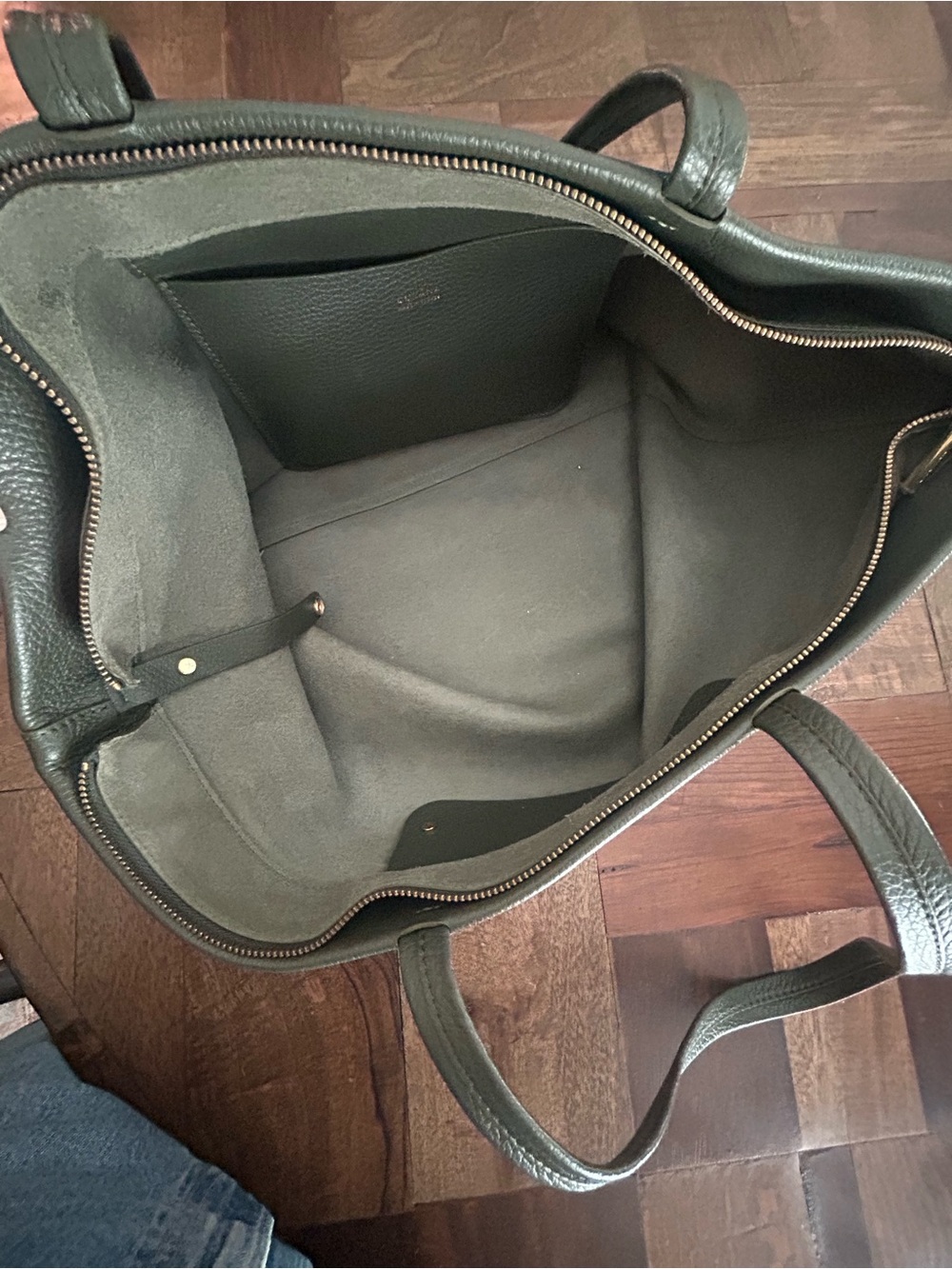 Cuyana Classic Easy Zipper Tote in Dark Olive - Picture 9 of 15